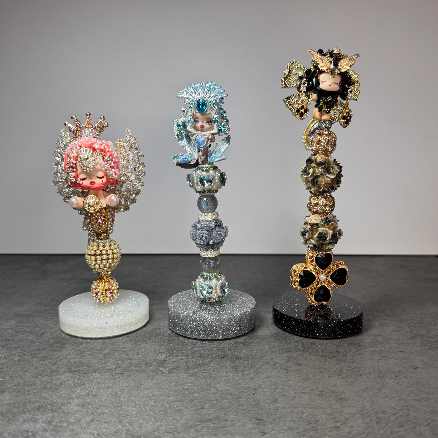 Exclusive Jokerz Reveals Mini Doll Stand - Beaded Bar